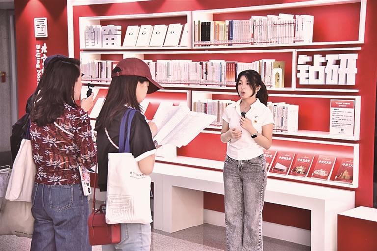 北京师范大学图书馆里的红色读书角。学校供图